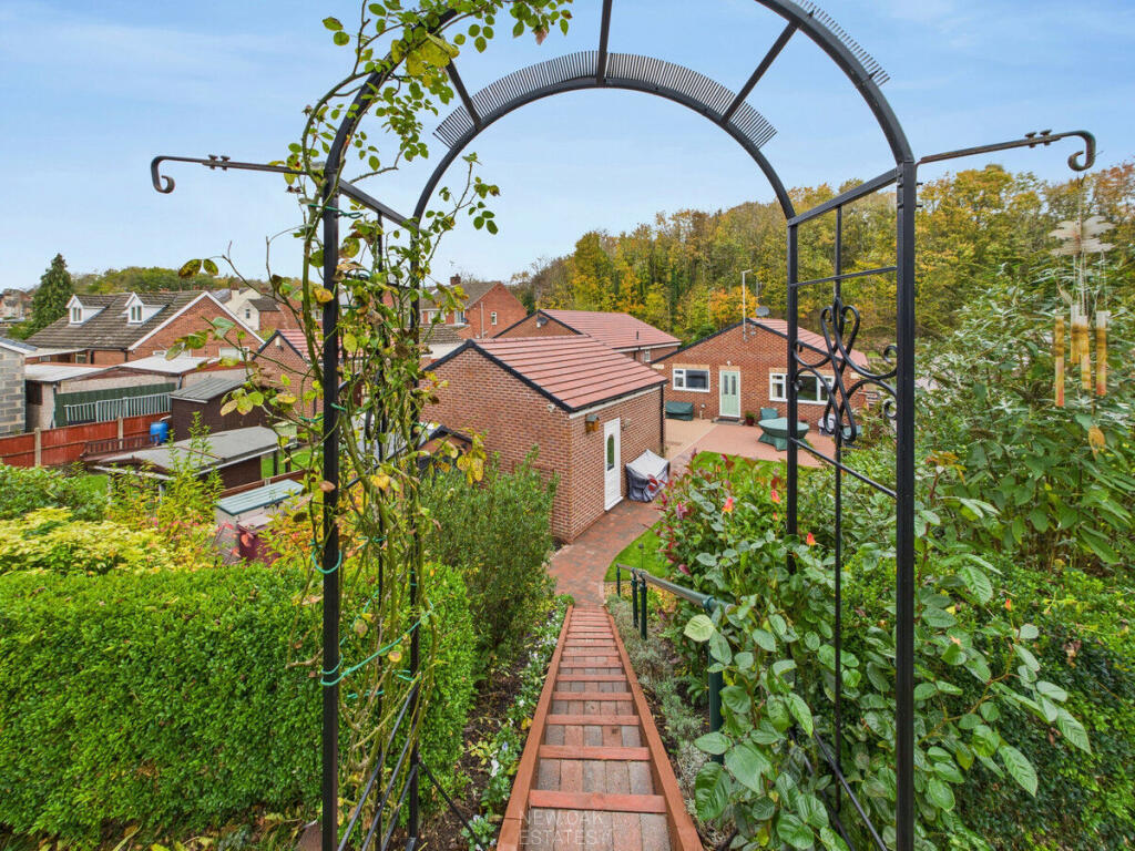 3-bed detached on Main Road, Morton, DE55, £350,000