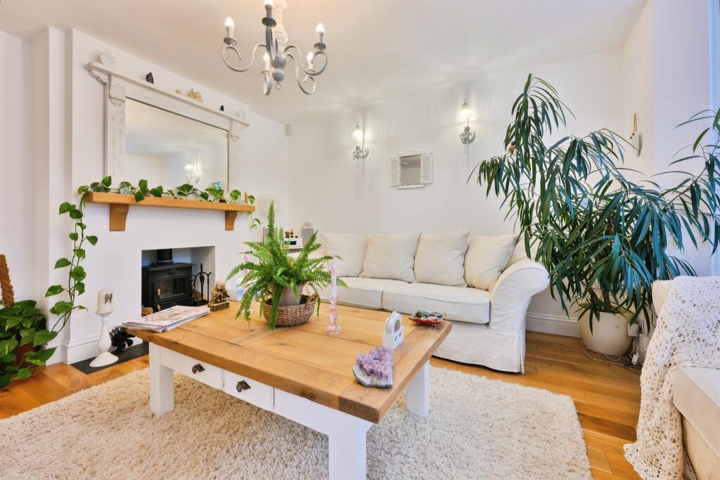 House in Welwyn Hatfield, Hertfordshire - View 4
