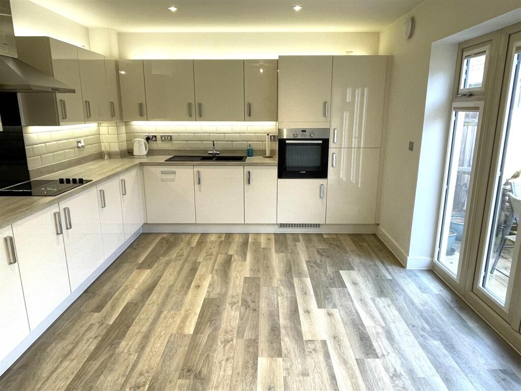 2, Osprey Close, Bourton-On-The-Water, Cheltenham photo 2
