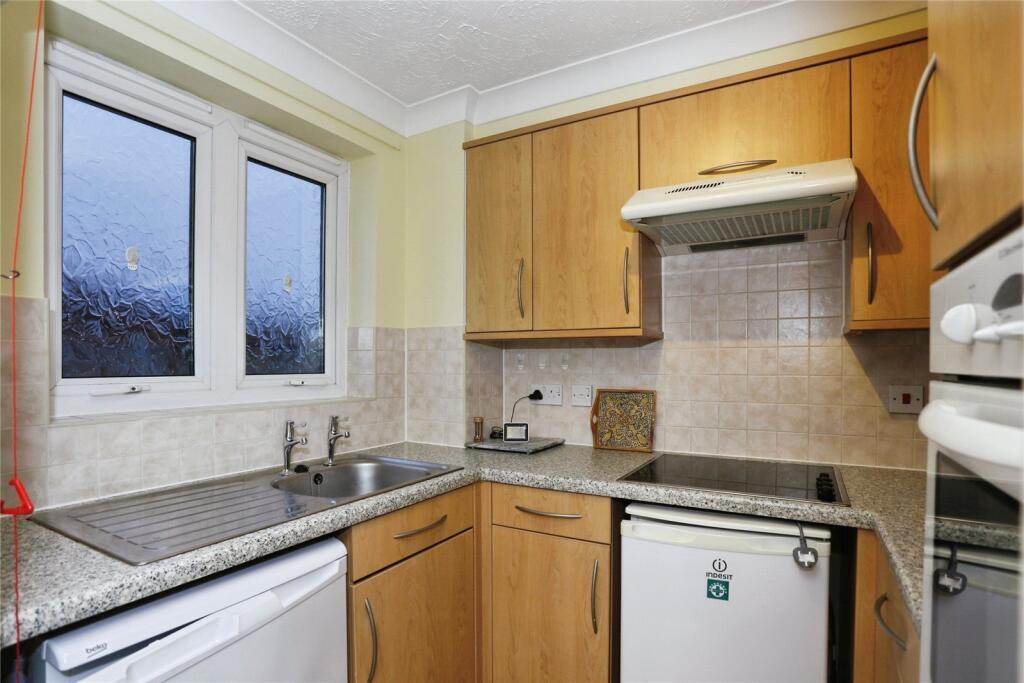 Perrin Court, Parkland Grove, Ashford, TW15 photo 3