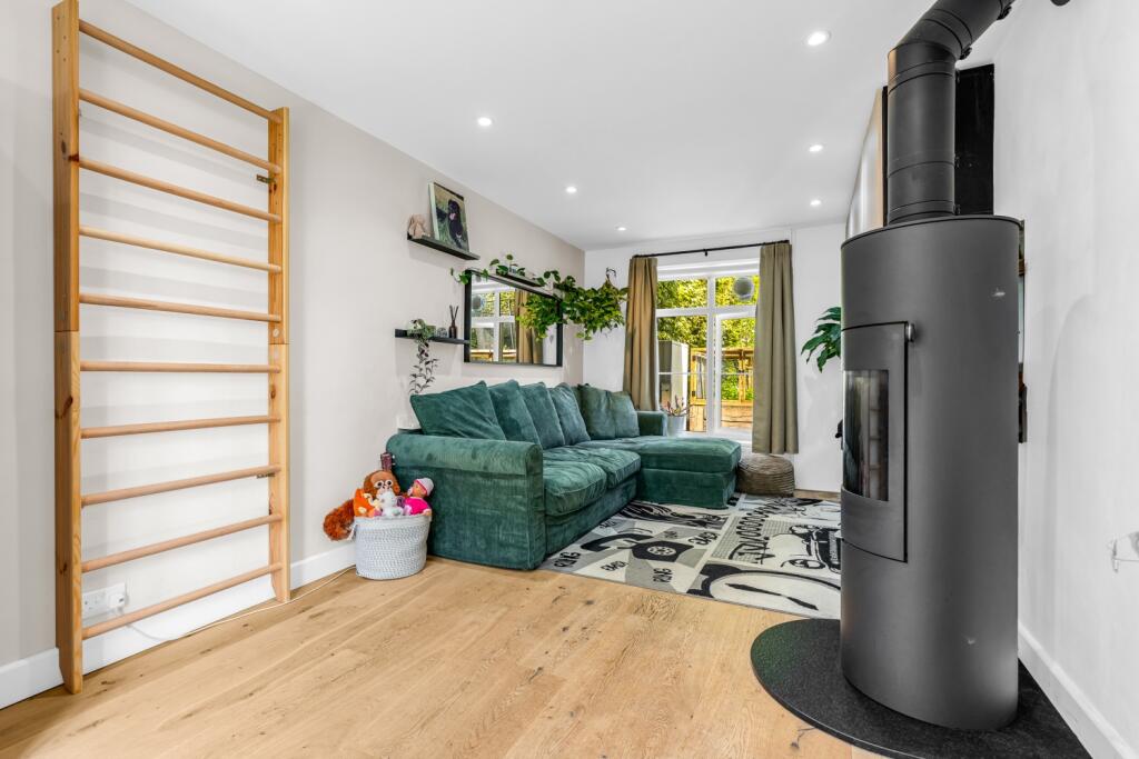 House in Welwyn Hatfield, Hertfordshire - View 3