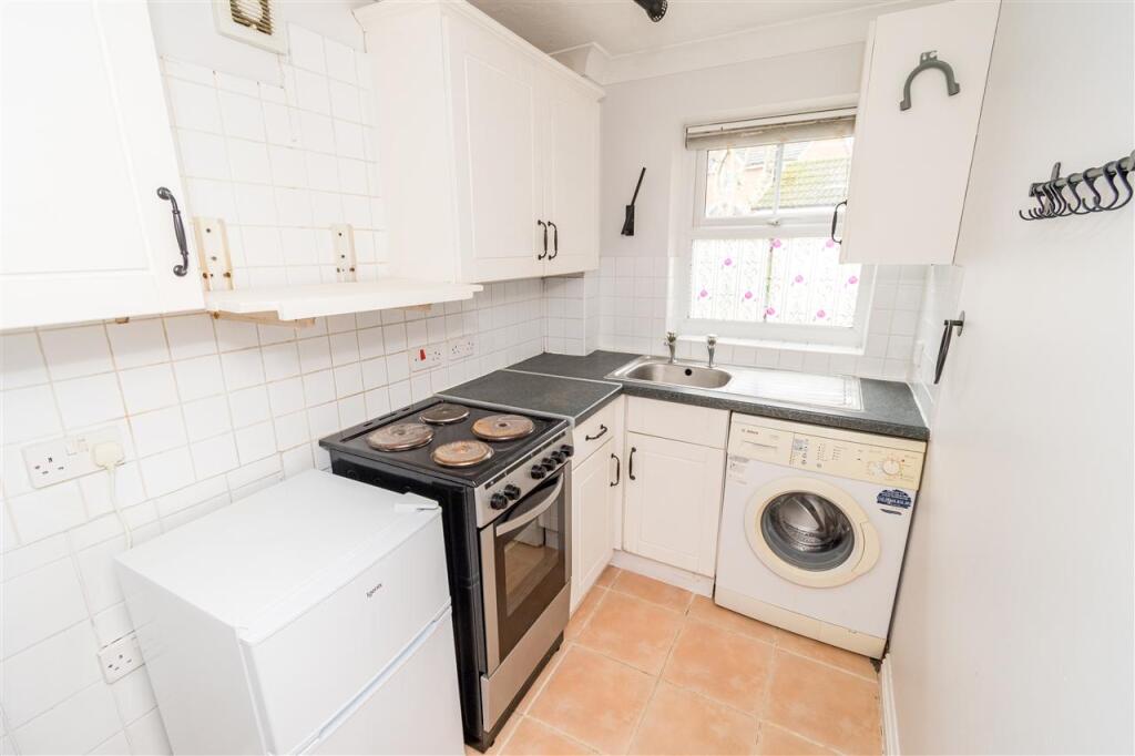Apartment in Southampton, Lordshill - More
