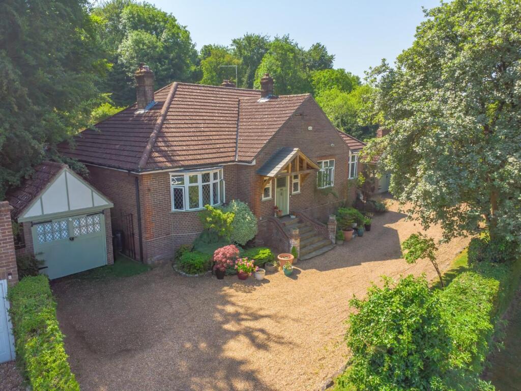 Main image of property: Tring Road, Dunstable