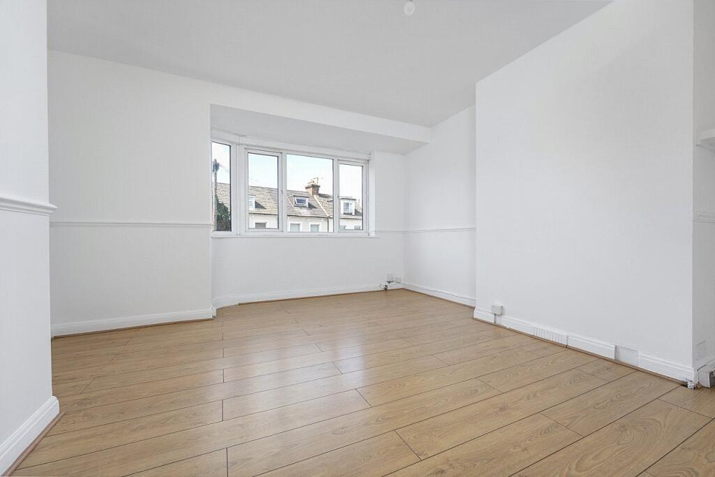 Apartment in Sutton - View 5