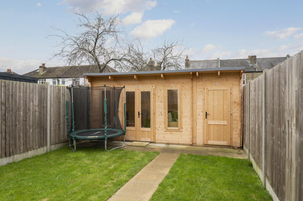 House in London, Tolworth - View 5