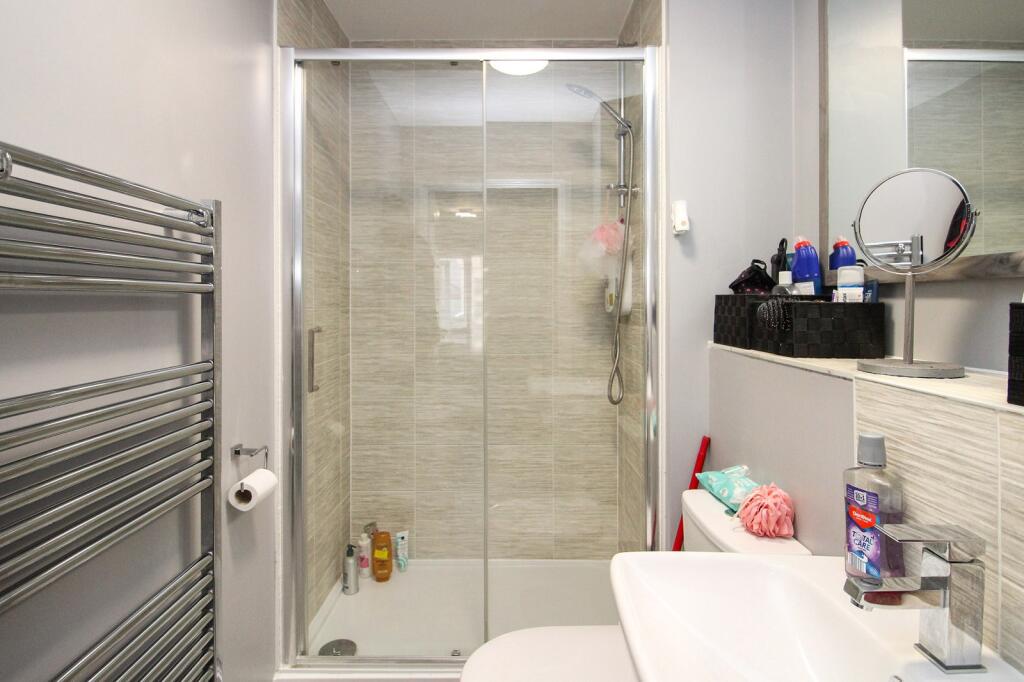 Apartment in Crawley, Ifield - More