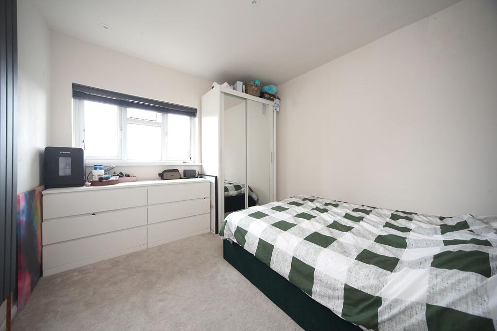 House in Dunstable, Beecroft, Central Bedfordshire - More
