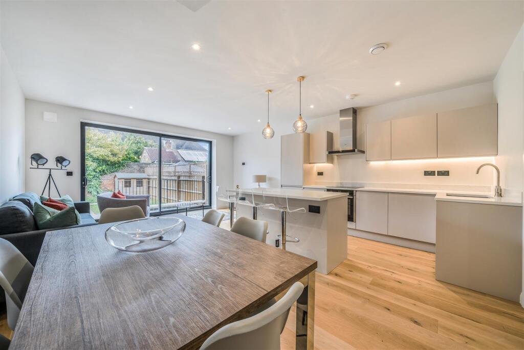 House in London, Southbury - View 3