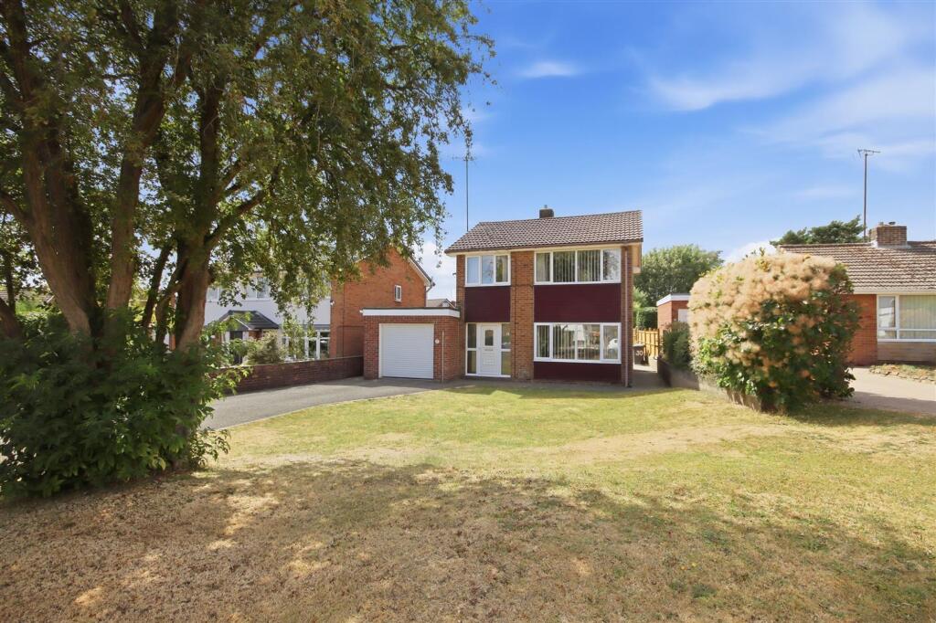 3-bed detached on Little Morton Road, North Wingfield, S42, £290,000
