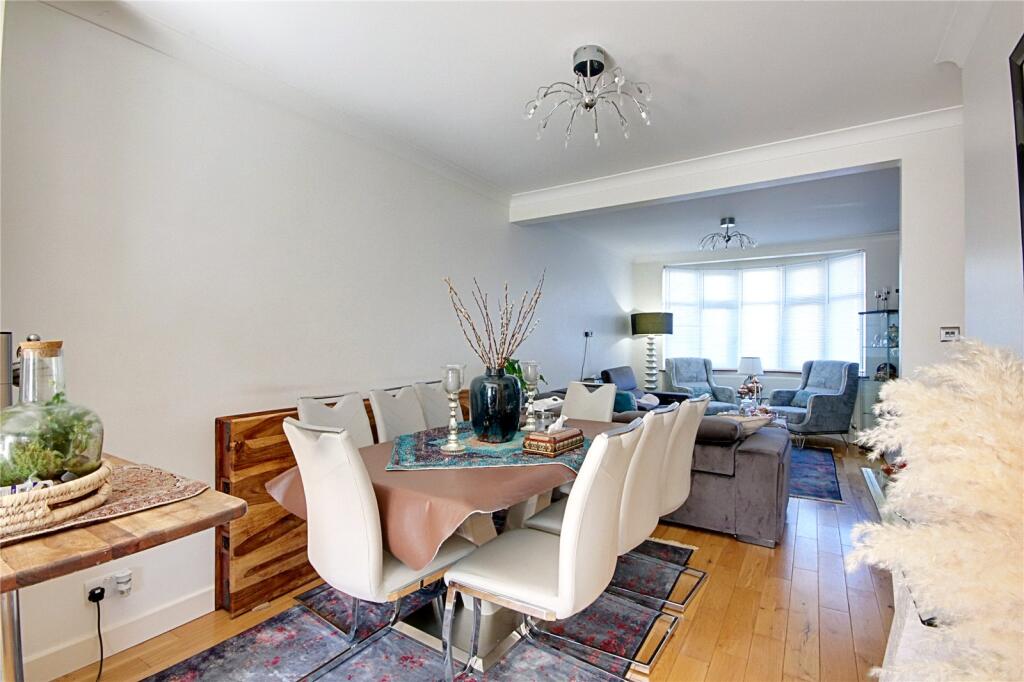 Westmoor Gardens, Enfield, Middlesex, EN3 – další