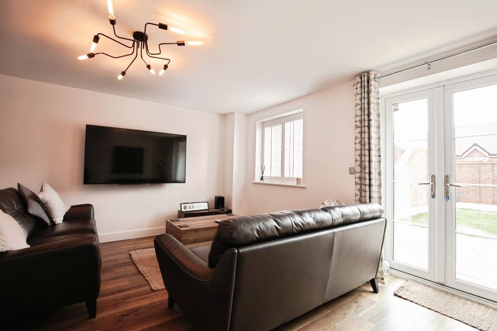 House in Haywards Heath, Wivelsfield - More