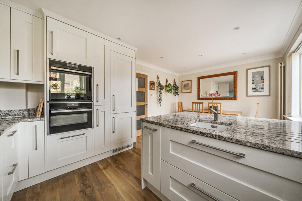 Coombelands Lane, Row Town, Addlestone, KT15 photo 4