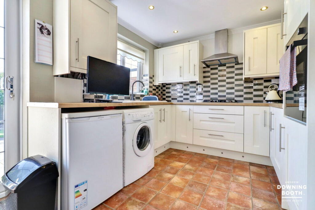 Giles Road, Lichfield, WS13 7JU - Spacious Detached Family Home photo 2