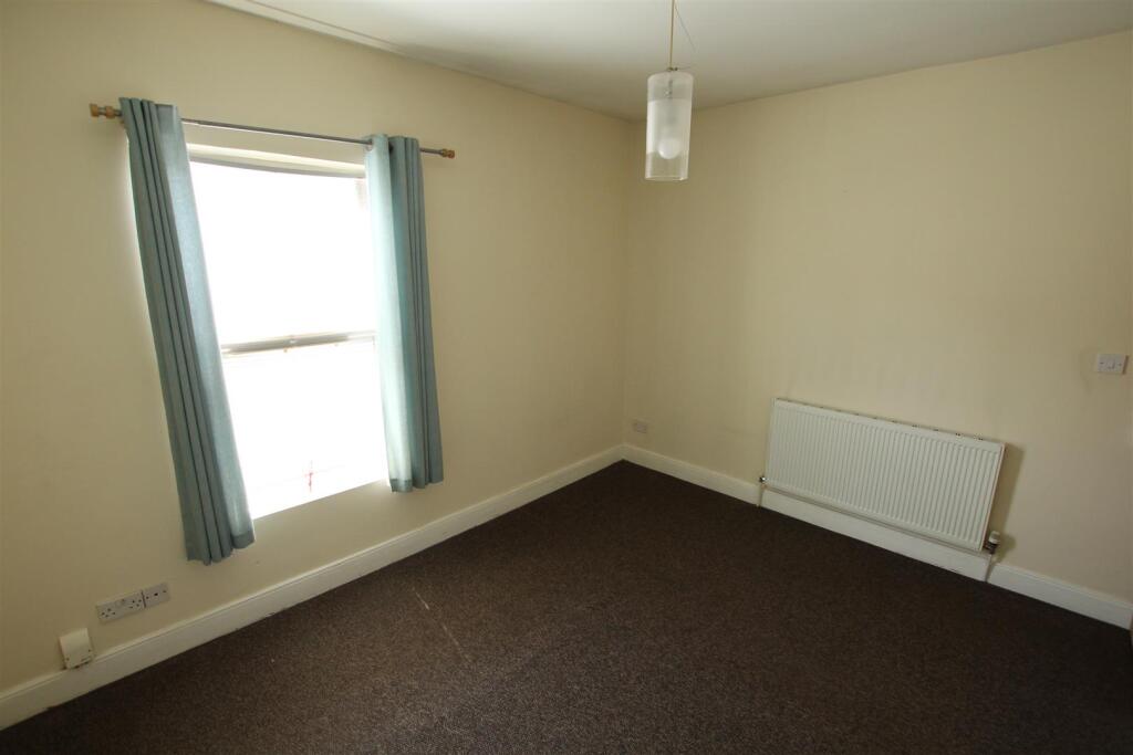 House in Northampton, West Northamptonshire - More