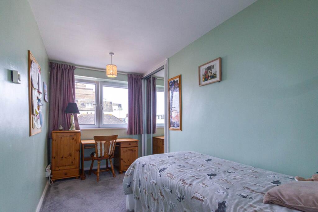 Apartment in Southend-on-Sea - More