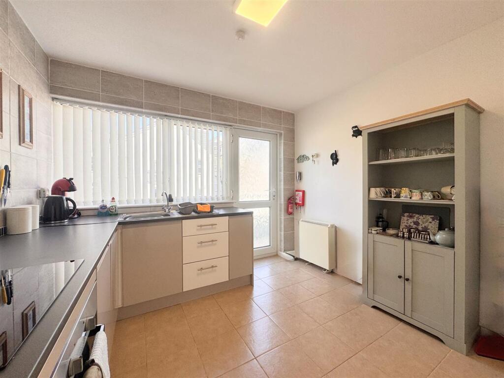 Apartment in Truro - View 5