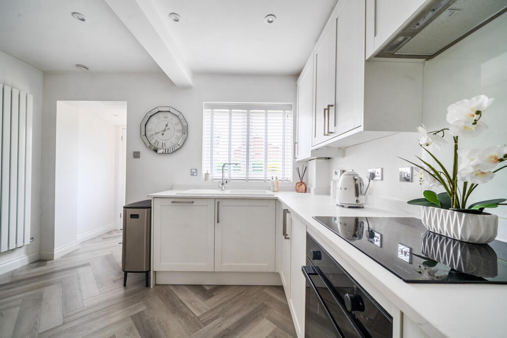 House in Sunbury-on-Thames, Sunbury Common, Kempton Park - View 5