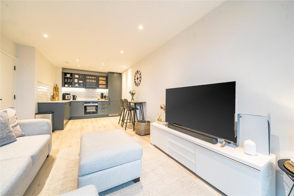 Apartment in Surrey Heath, Surrey - View 2