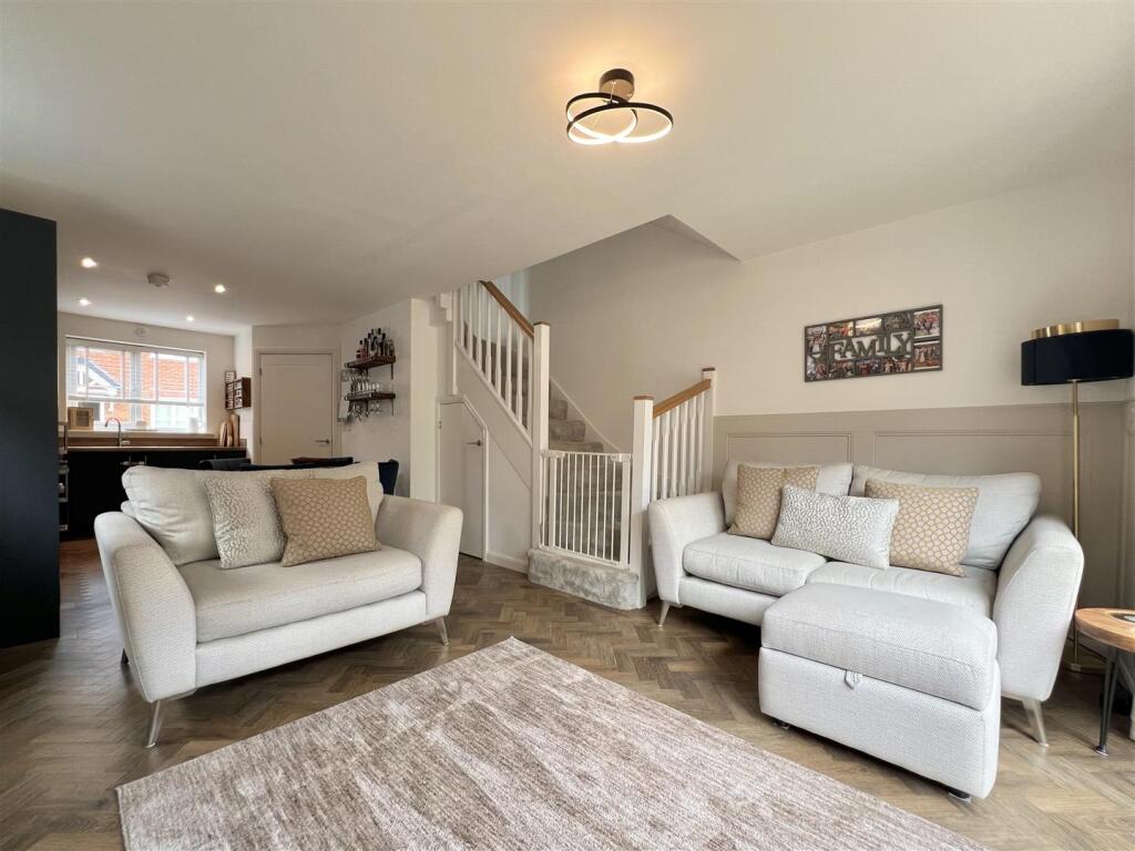 Red Oak Drive, Lea Castle, Kidderminster photo 2