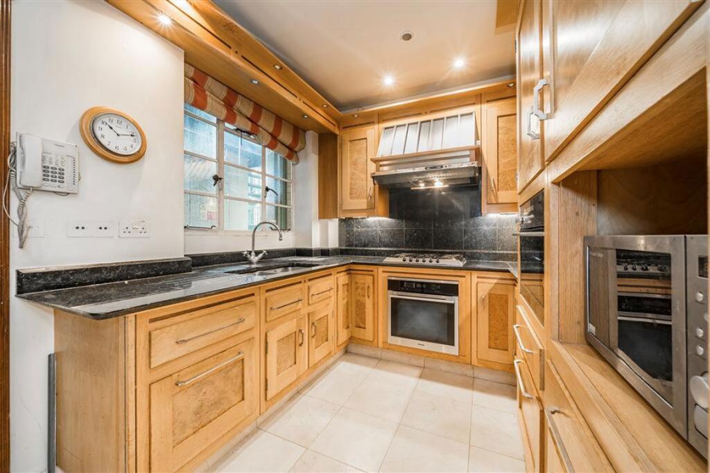 Apartment in London, City of Westminster - View 3