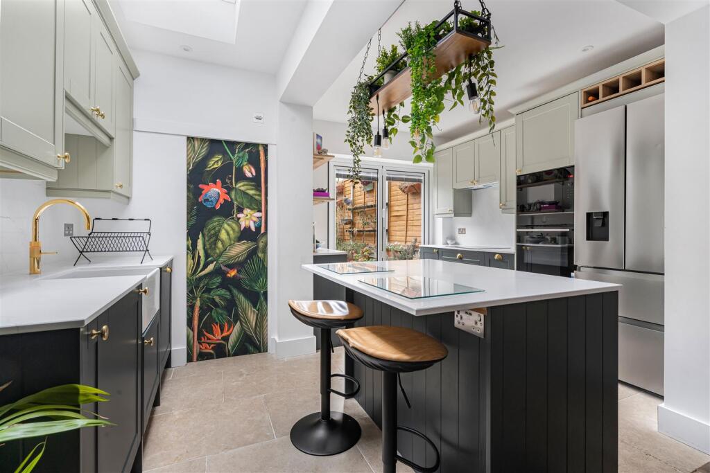 House in Sutton - View 2