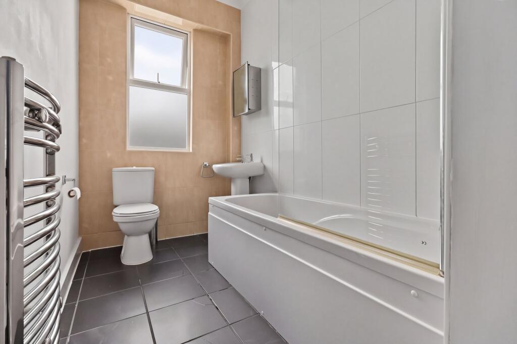 Apartment in London, Royal Borough of Kingston upon Thames - More