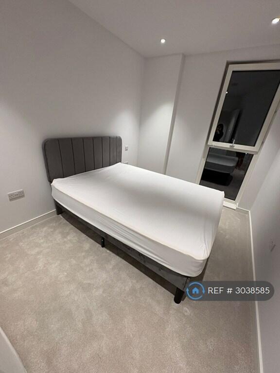 Apartment in Southall - More