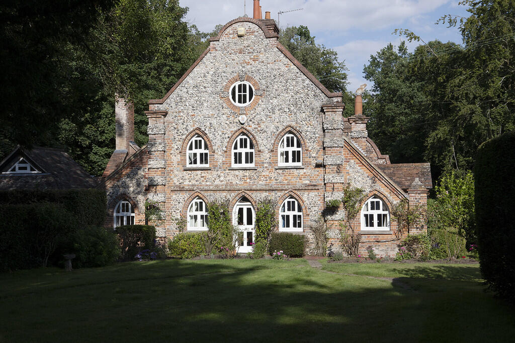 Main image of property: Lower Basildon - 5 mins drive Pangbourne & Goring 