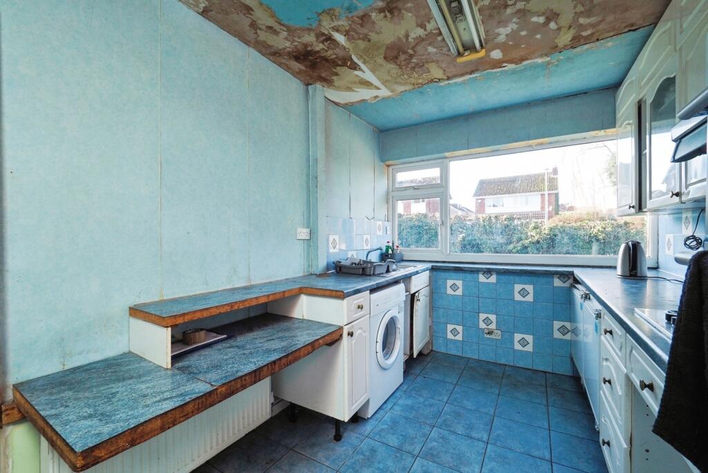 Longleat Crescent, Beeston, Nottingham, Nottinghamshire, NG9 - More