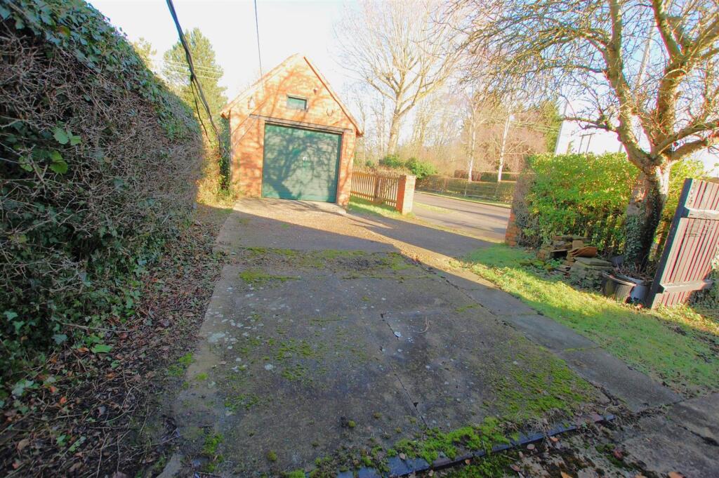 Dixons Hill Close, Welham Green photo 4