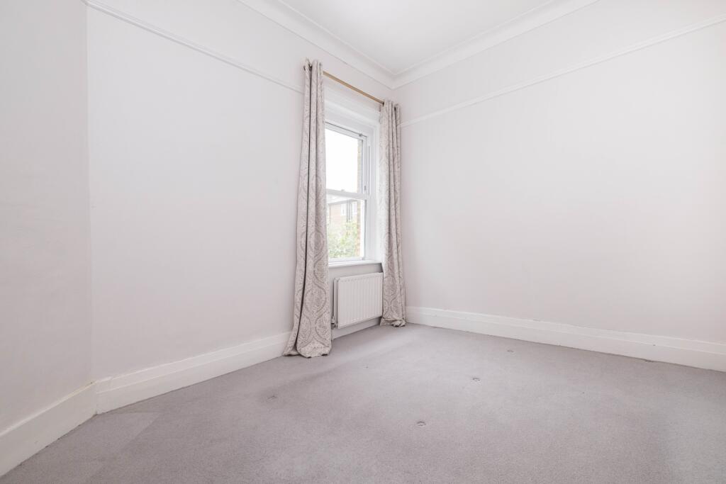 Apartment in Kingston upon Thames - View 3