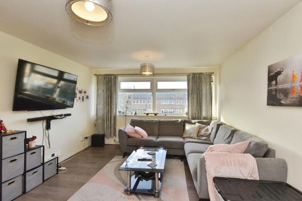 Ramsons Avenue, Conniburrow, Milton Keynes, Buckinghamshire, MK14 photo 3