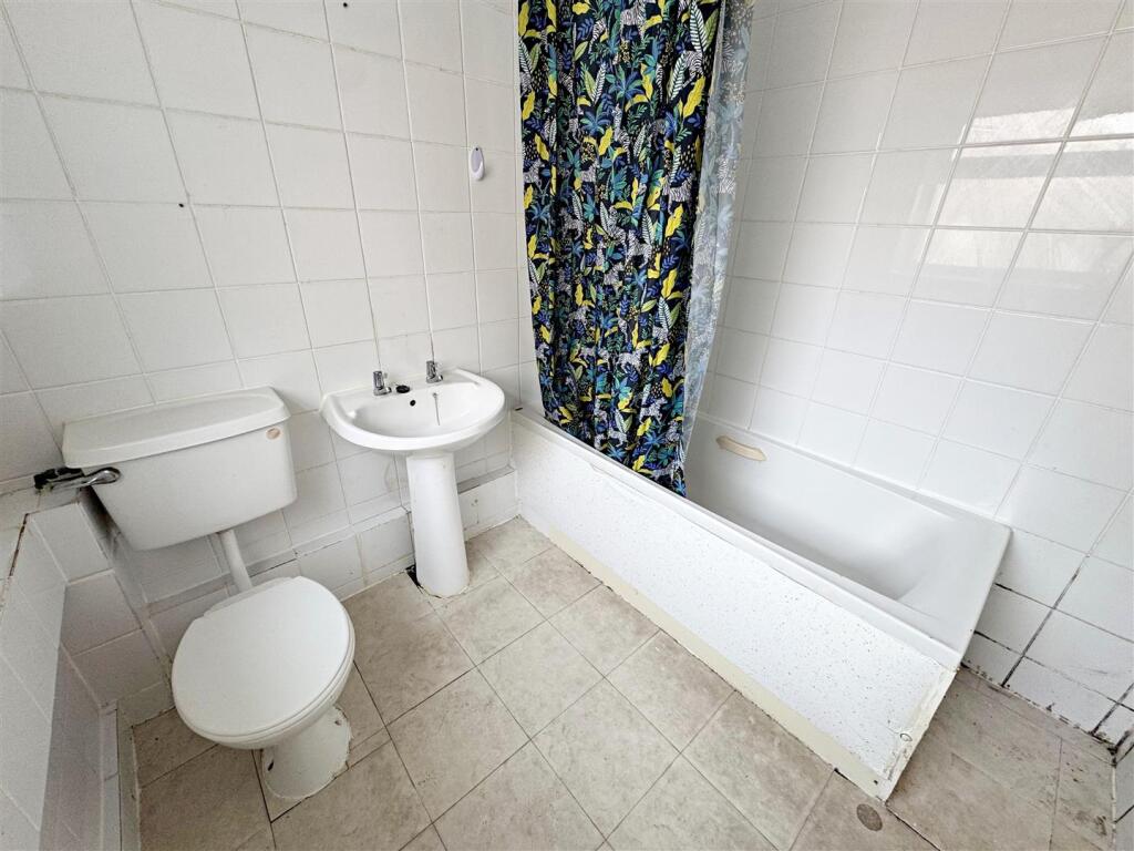 House in Grimsby, Holme Hill - More