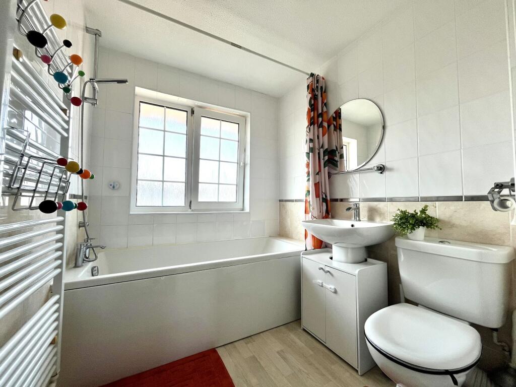 House in London, Chessington - View 4