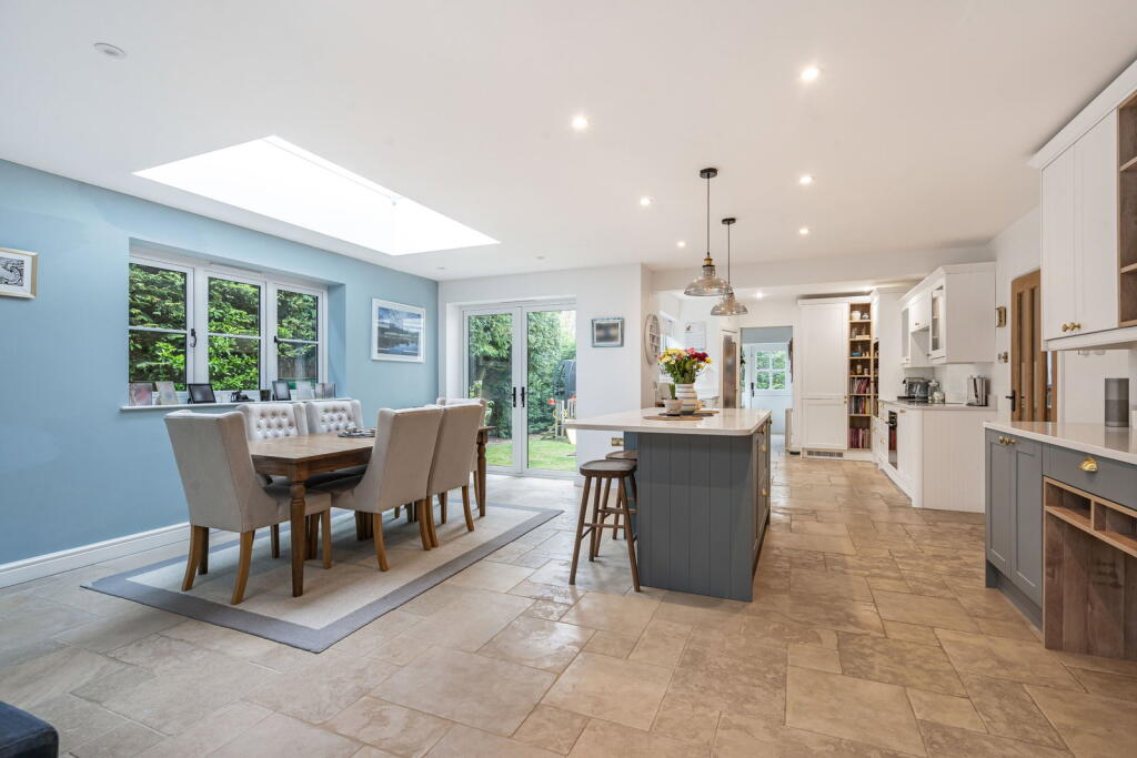 St. Thomas Drive, East Clandon, GU4 photo 4
