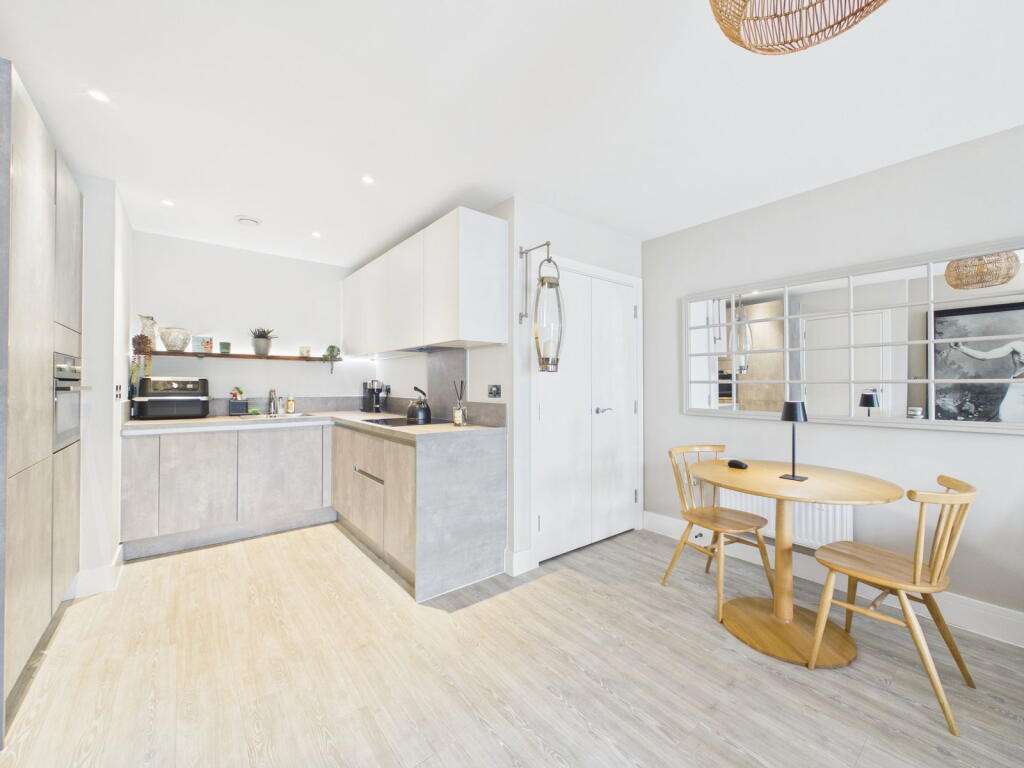 Apartment in Redhill - View 3
