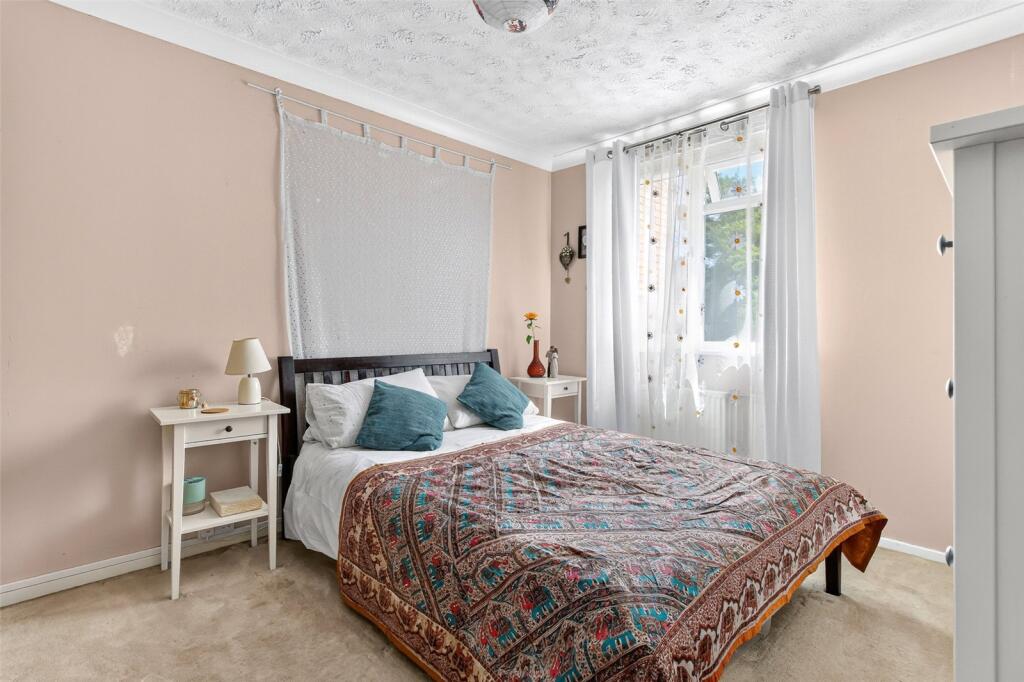 House in Bracknell - More