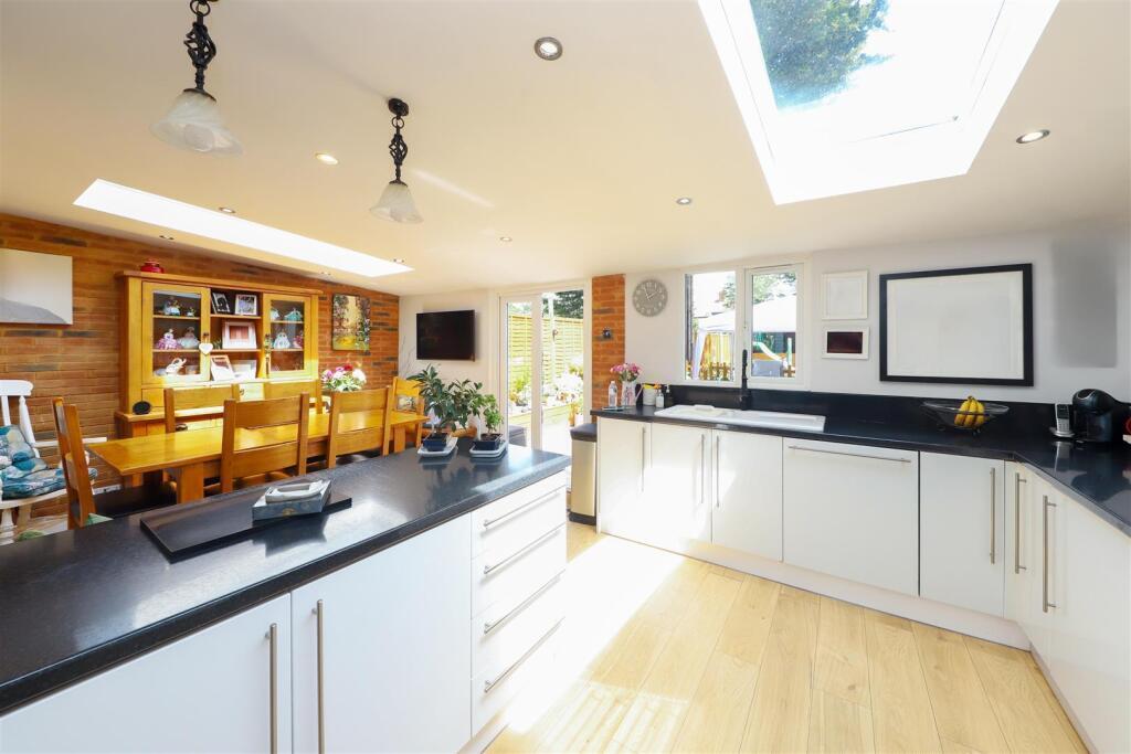 Carnarvon Drive, Hayes photo 3