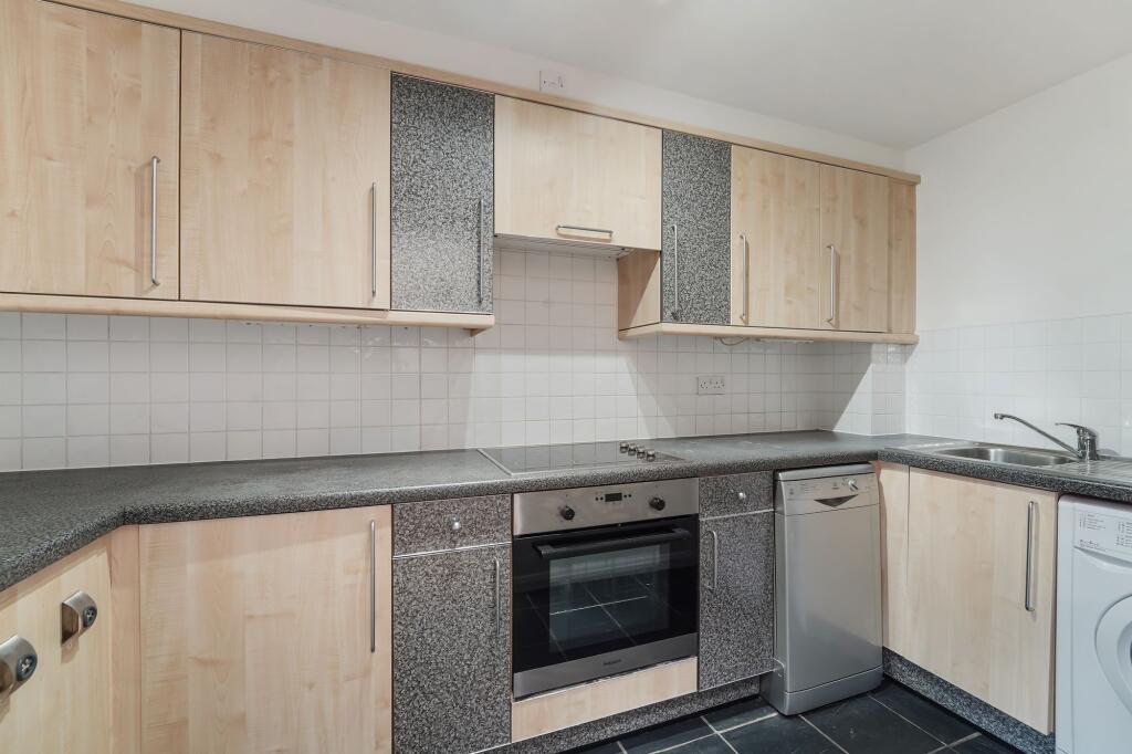 Apartment in London, Royal Borough of Kingston upon Thames - View 3