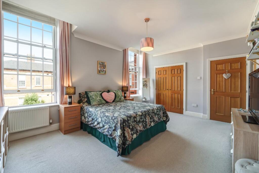 Apartment in Epsom and Ewell, Manor Park - More
