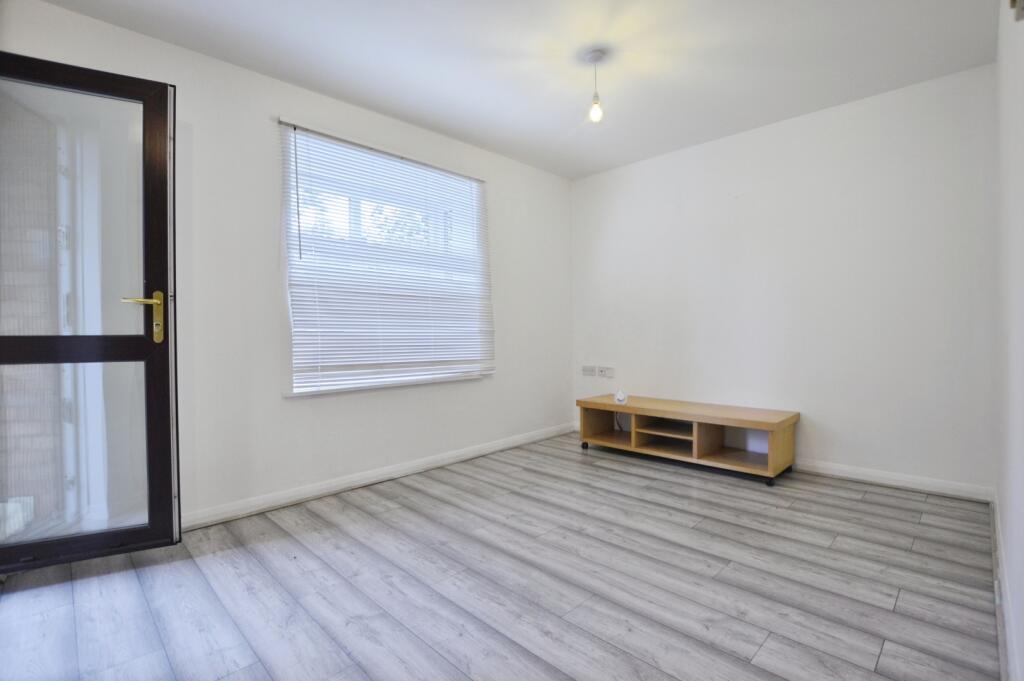 Apartment in London, Beckton - View 3
