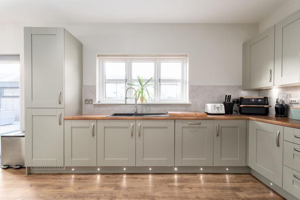House in East Calder, Calderwood - More