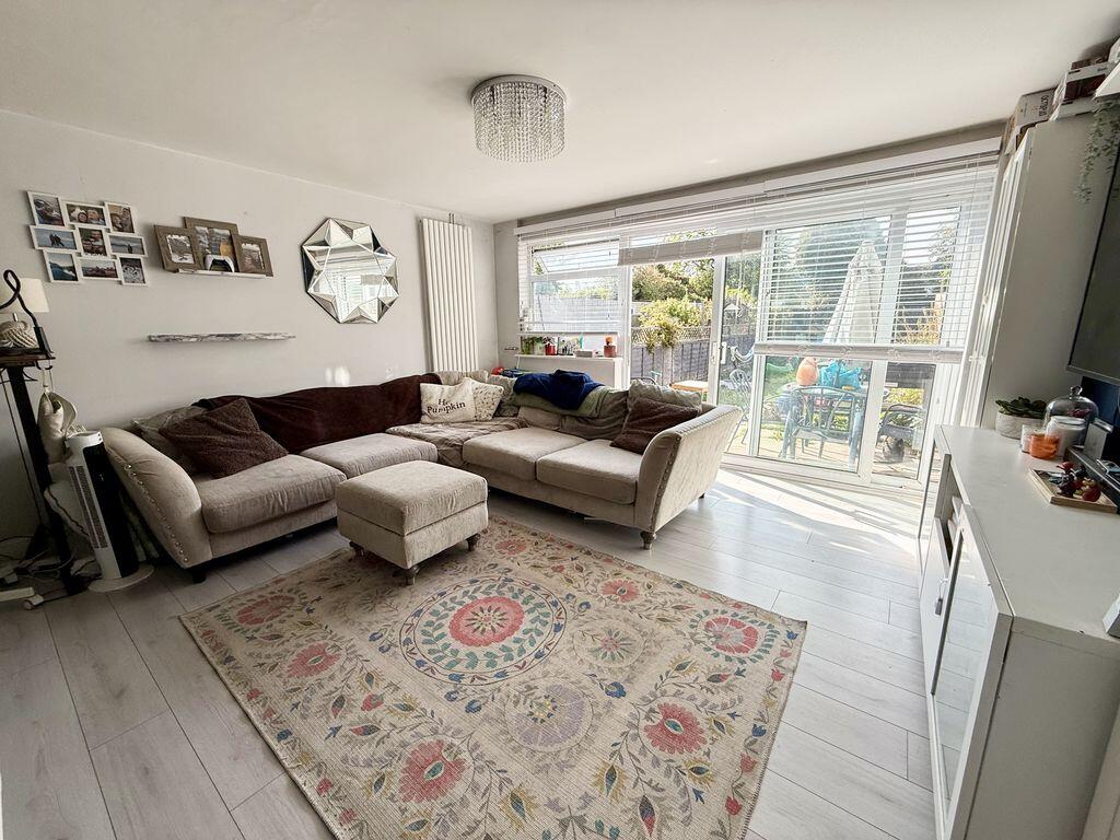 House in Houghton Regis, Central Bedfordshire - More