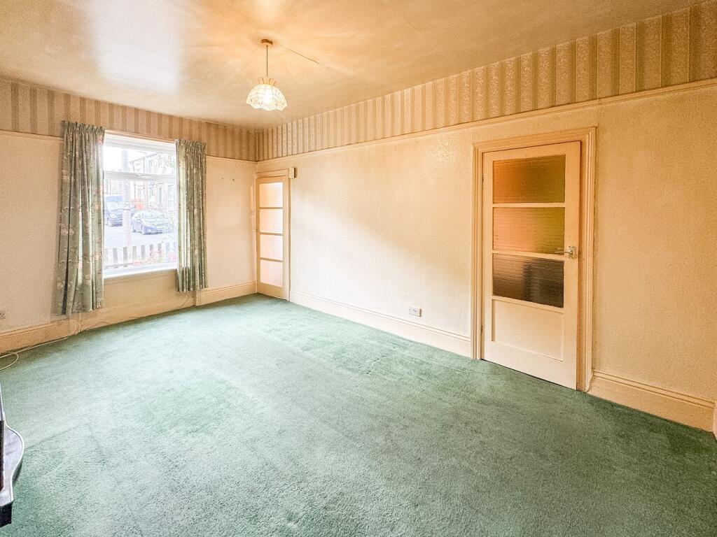 House in Kirklees, Moldgreen - View 4