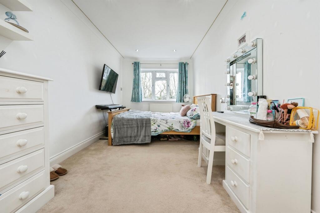 Additional image 23 of Mount Drive, Park Street, St. Albans