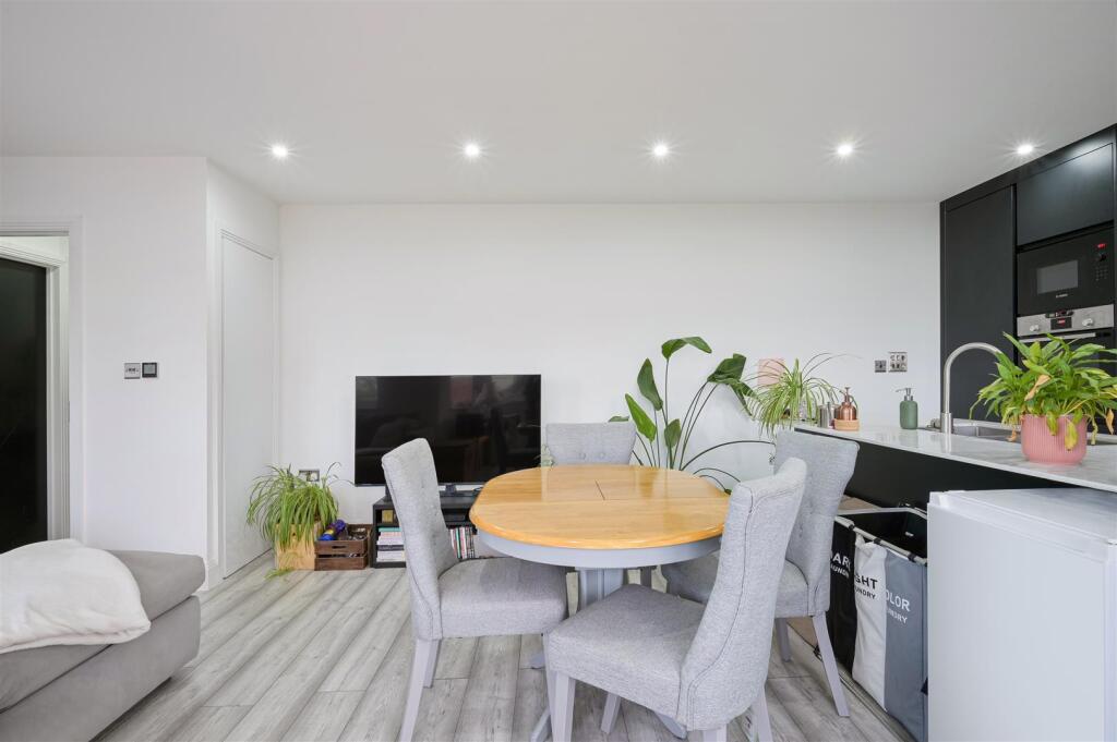 Apartment in Croydon - View 5