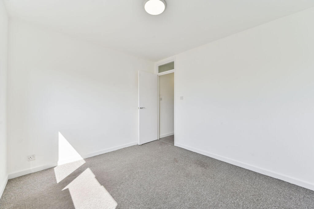 Apartment in London, East Hill Estate, Wandsworth - More