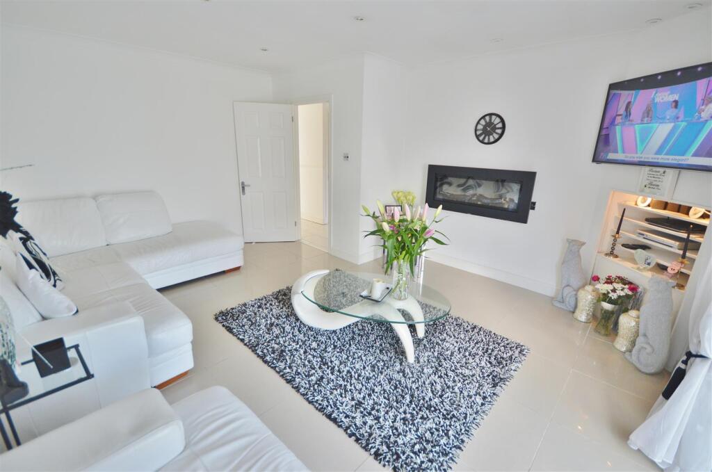 Saxstead Drive, Clacton-On-Sea, Essex – další