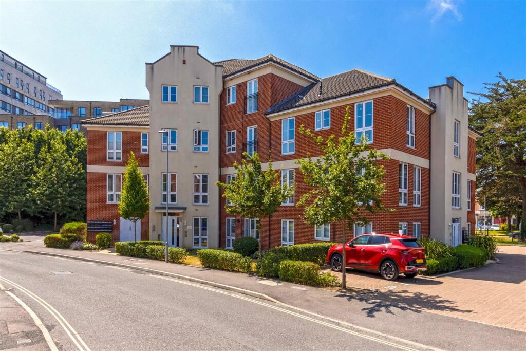 Main image of property: Stroudley House, Cambrian Way, Worthing, BN13 1FE