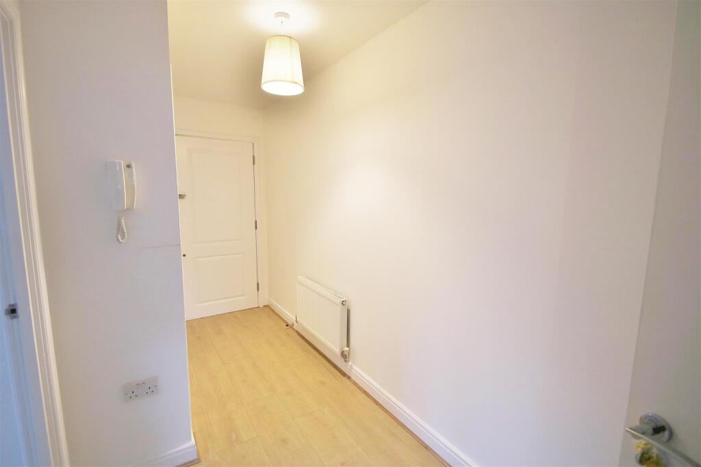Apartment in Sutton - View 5